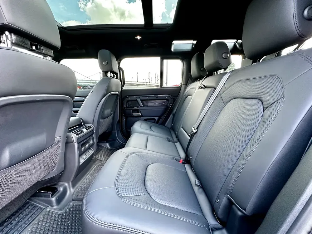 2025 Land Rover Defender X-Dynamic V8 – CLEAN TITLE –CLEAN CARFAX–Top Trim - Image 8