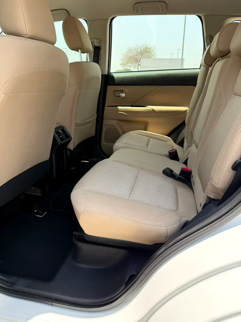Mitsubishi Outlander GLX 2022 GCC Specs 7 Seaters - Excellent Condition/Auto Loan Can Be Arranged - Image 10