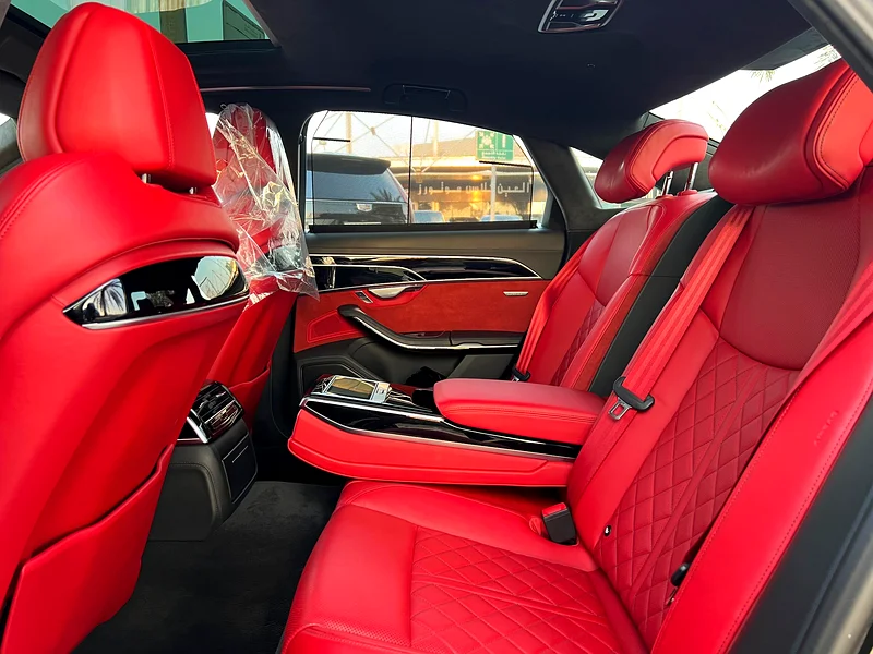 Audi S8 -Gcc -original odometer- free accident - Image 10
