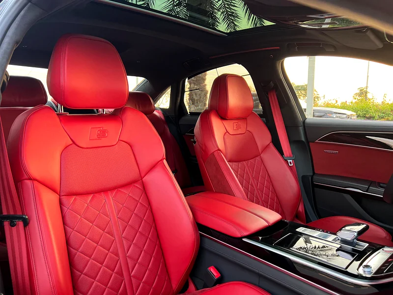 Audi S8 -Gcc -original odometer- free accident - Image 11
