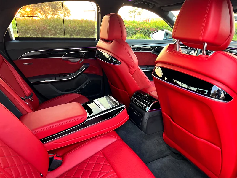 Audi S8 -Gcc -original odometer- free accident - Image 12