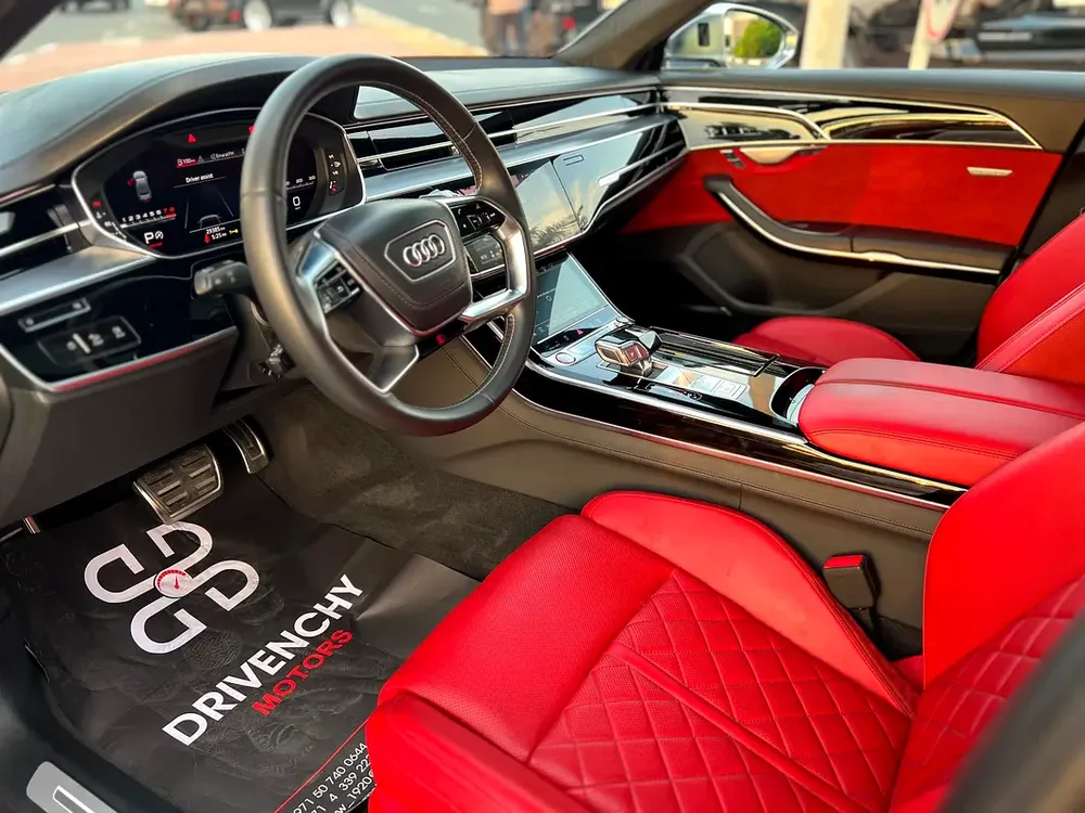 Audi S8 -Gcc -original odometer- free accident - Image 14