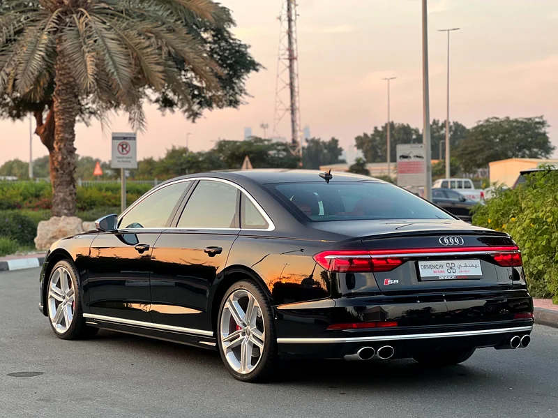 Audi S8 -Gcc -original odometer- free accident - Image 4
