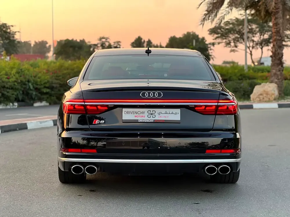 Audi S8 -Gcc -original odometer- free accident - Image 5