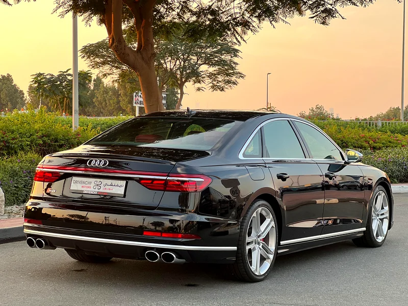 Audi S8 -Gcc -original odometer- free accident - Image 6