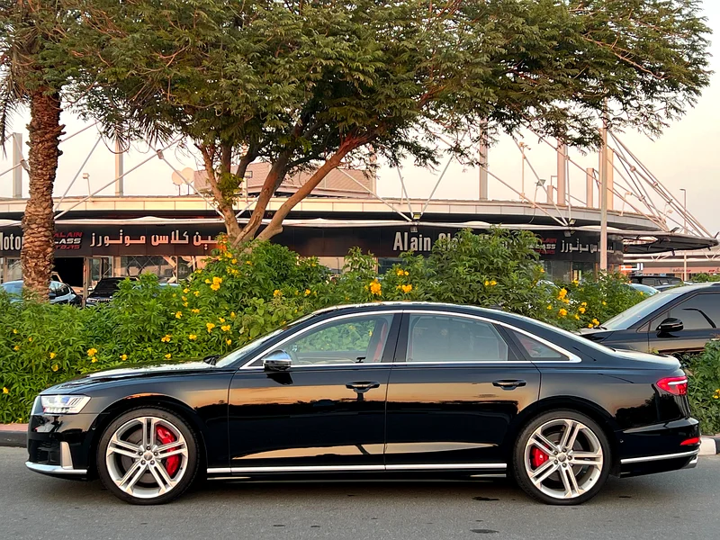 Audi S8 -Gcc -original odometer- free accident - Image 7