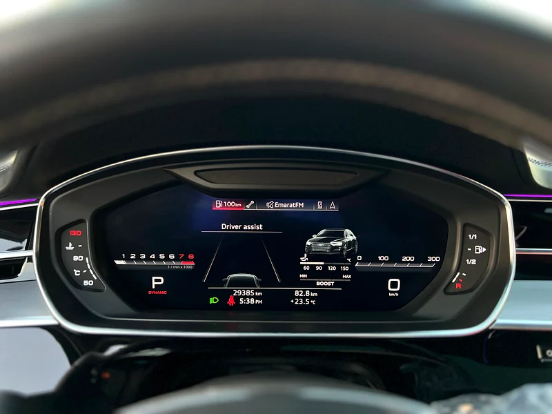 Audi S8 -Gcc -original odometer- free accident - Image 8