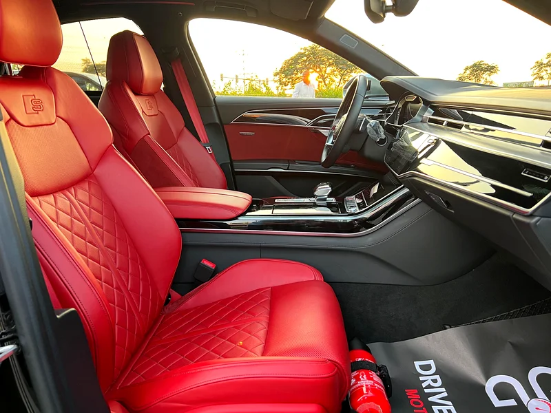 Audi S8 -Gcc -original odometer- free accident - Image 9
