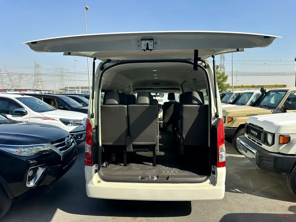 Toyota Hiace GL 3.5L PET. M/T 13 Seats - Image 10