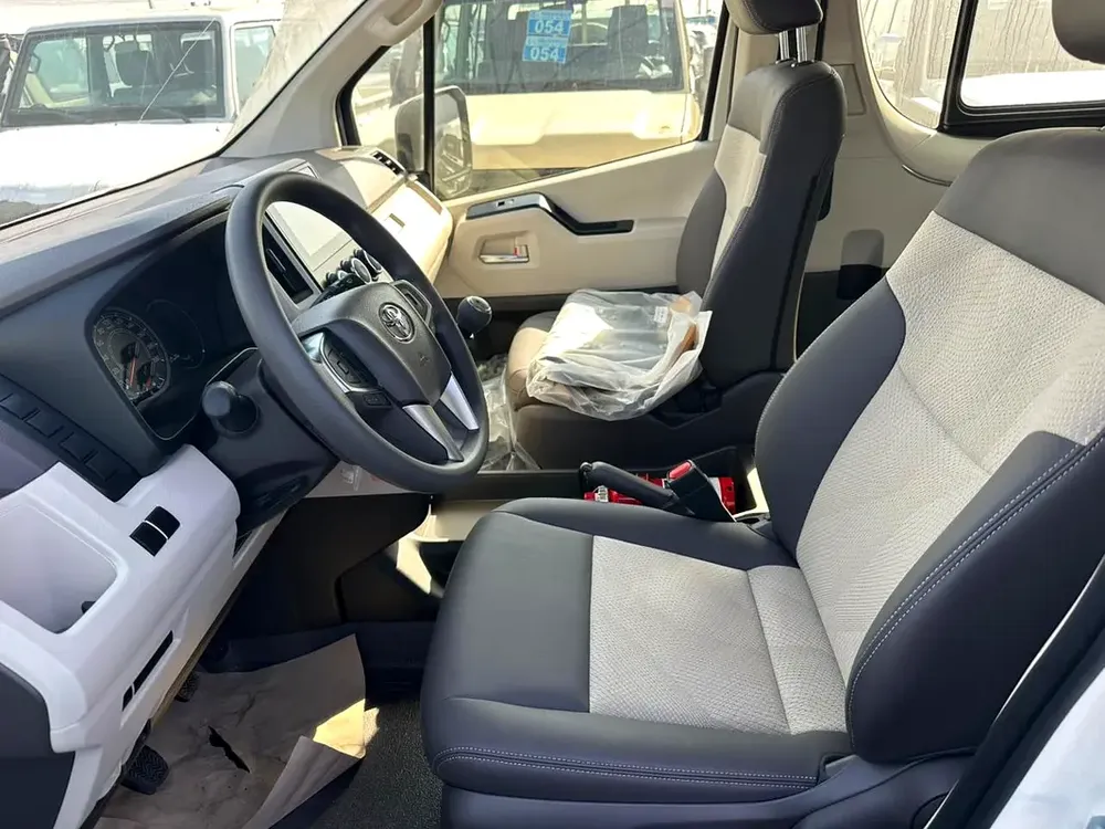 Toyota Hiace GL 3.5L PET. M/T 13 Seats - Image 9