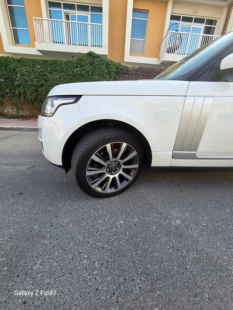 Land Rover Range Rover Vogue HSE 2015 GCC Spec - Pristine Condition - Image 11