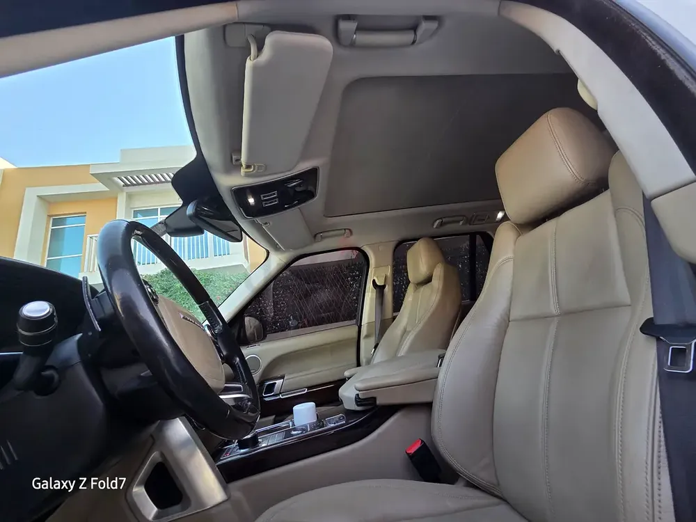 Land Rover Range Rover Vogue HSE 2015 GCC Spec - Pristine Condition - Image 12