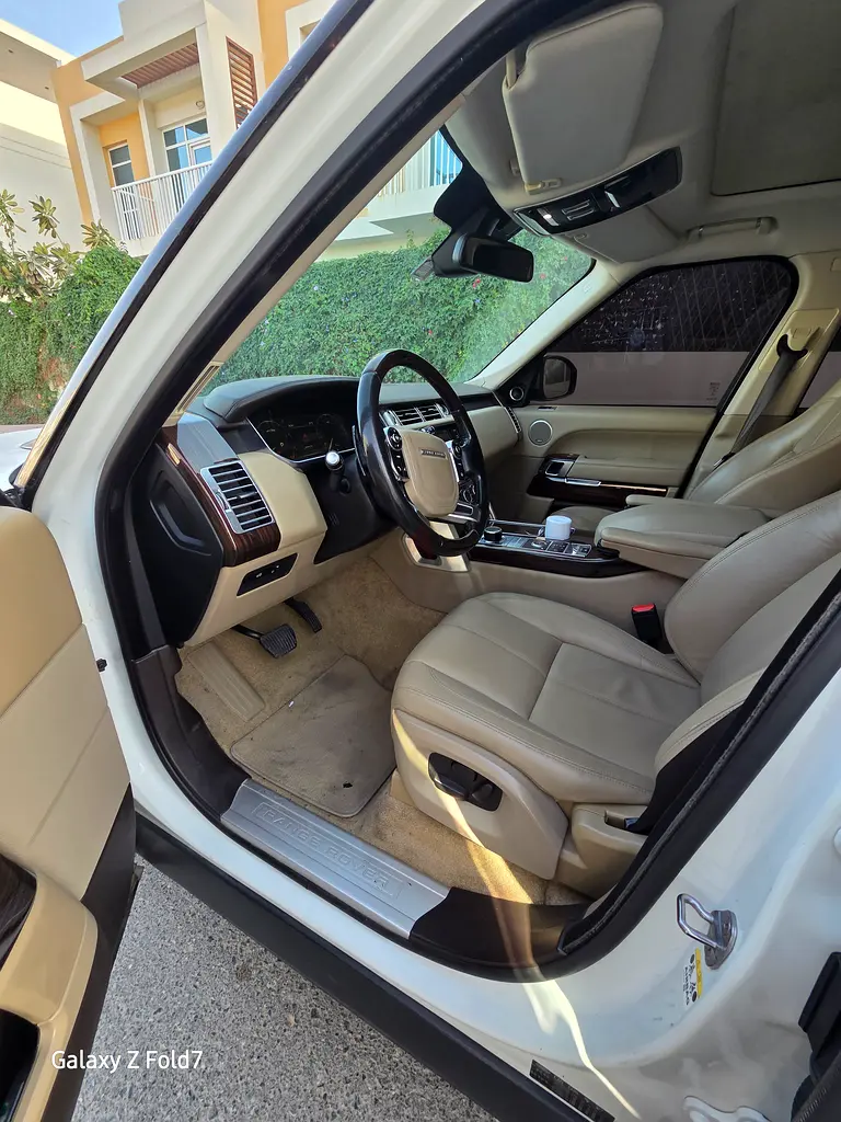 Land Rover Range Rover Vogue HSE 2015 GCC Spec - Pristine Condition - Image 13