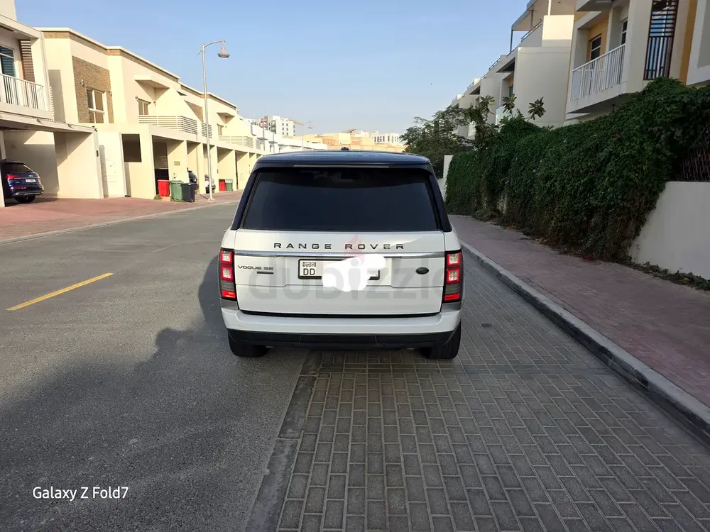 Land Rover Range Rover Vogue HSE 2015 GCC Spec - Pristine Condition - Image 14