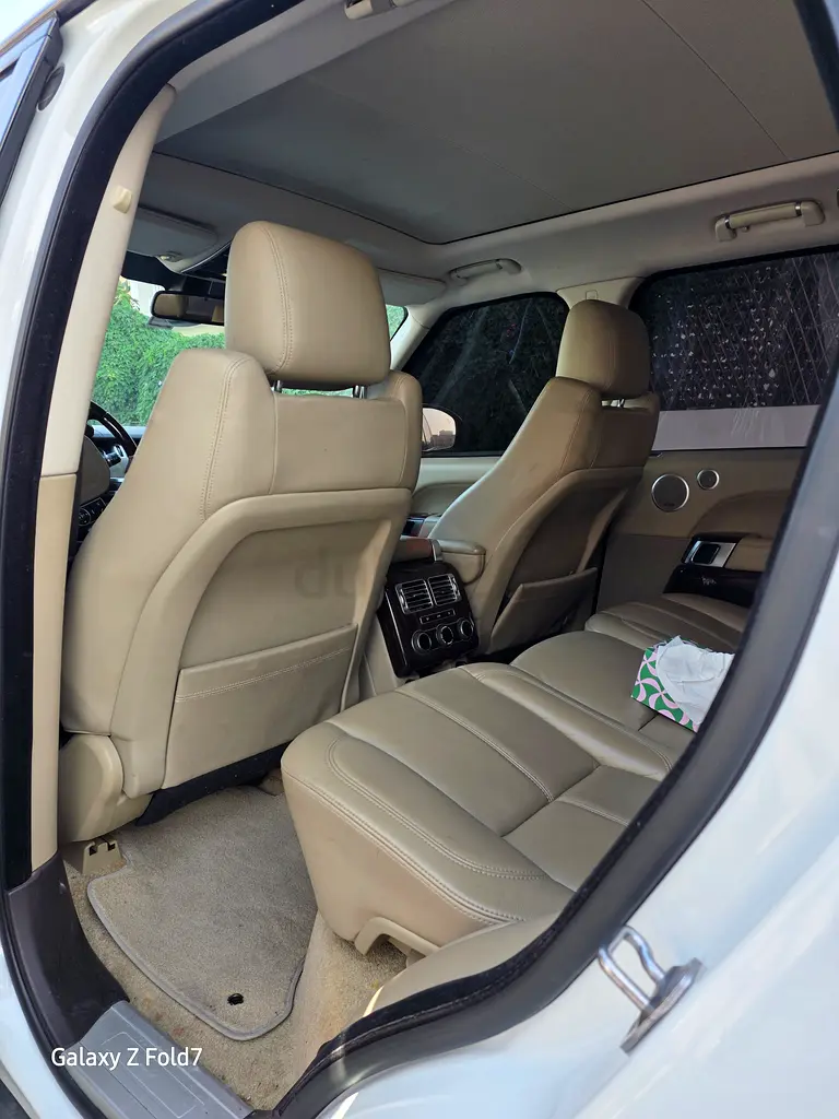 Land Rover Range Rover Vogue HSE 2015 GCC Spec - Pristine Condition - Image 4