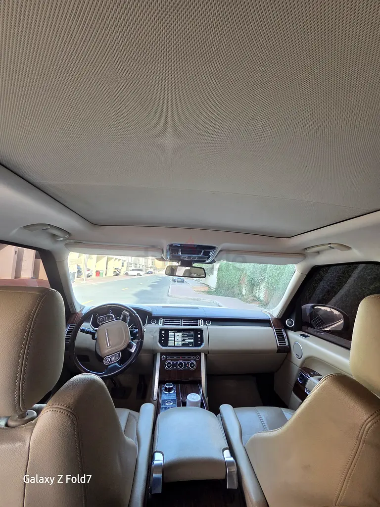 Land Rover Range Rover Vogue HSE 2015 GCC Spec - Pristine Condition - Image 5