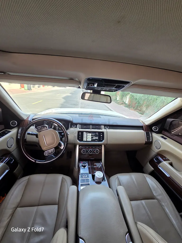 Land Rover Range Rover Vogue HSE 2015 GCC Spec - Pristine Condition - Image 6