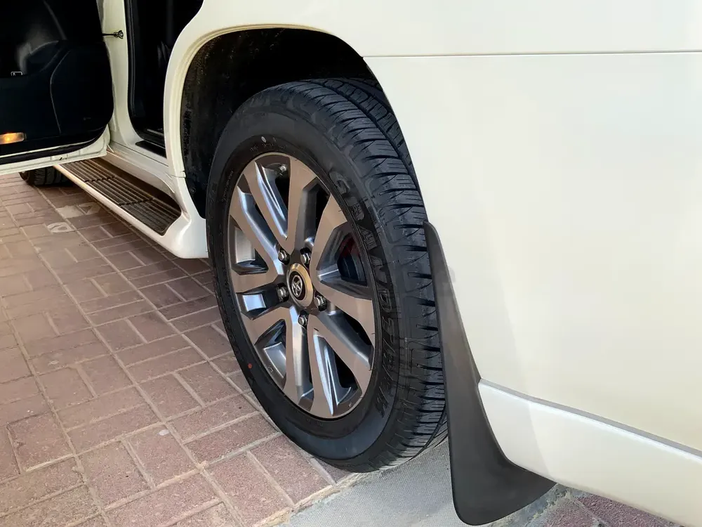 2017 Land Cruiser VXR V8 5.7 — Ultra Rare Condition | 1 Owner | Full Agency Service | Accid - Image 18