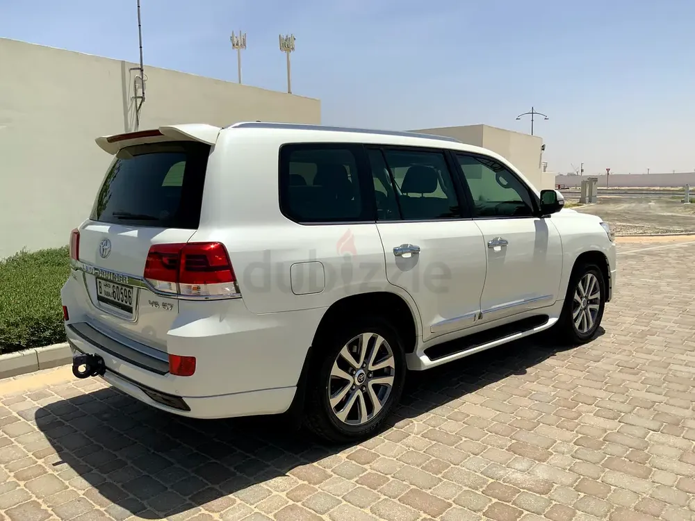 2017 Land Cruiser VXR V8 5.7 — Ultra Rare Condition | 1 Owner | Full Agency Service | Accid - Image 5