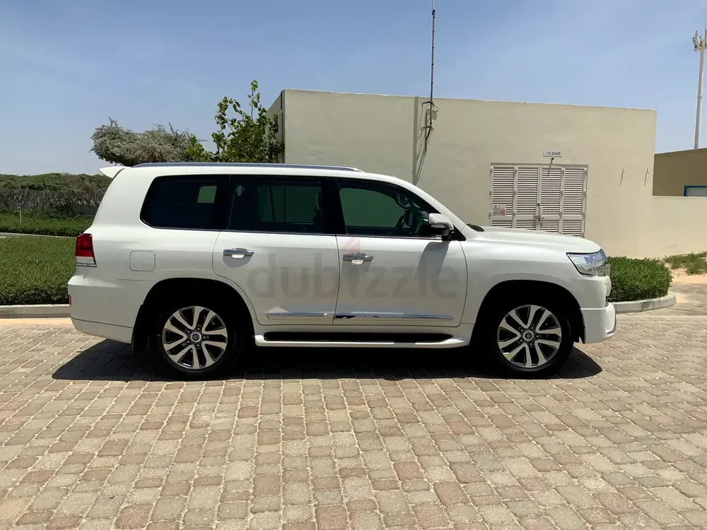2017 Land Cruiser VXR V8 5.7 — Ultra Rare Condition | 1 Owner | Full Agency Service | Accid - Image 7