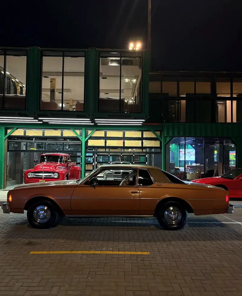 Classic 1977 Chevrolet Impala coupe - Image 9