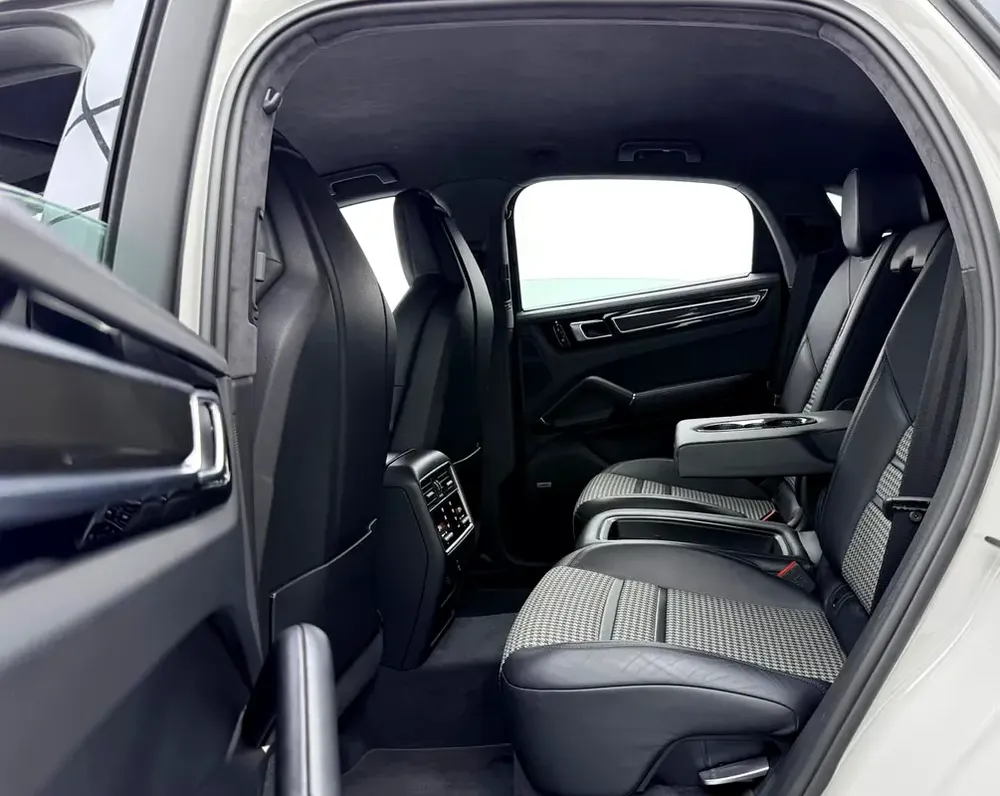 2020 Porsche Cayenne Coupe With GT Package, 2026 Porsche Warranty, Full Porsche service History, GCC - Image 17