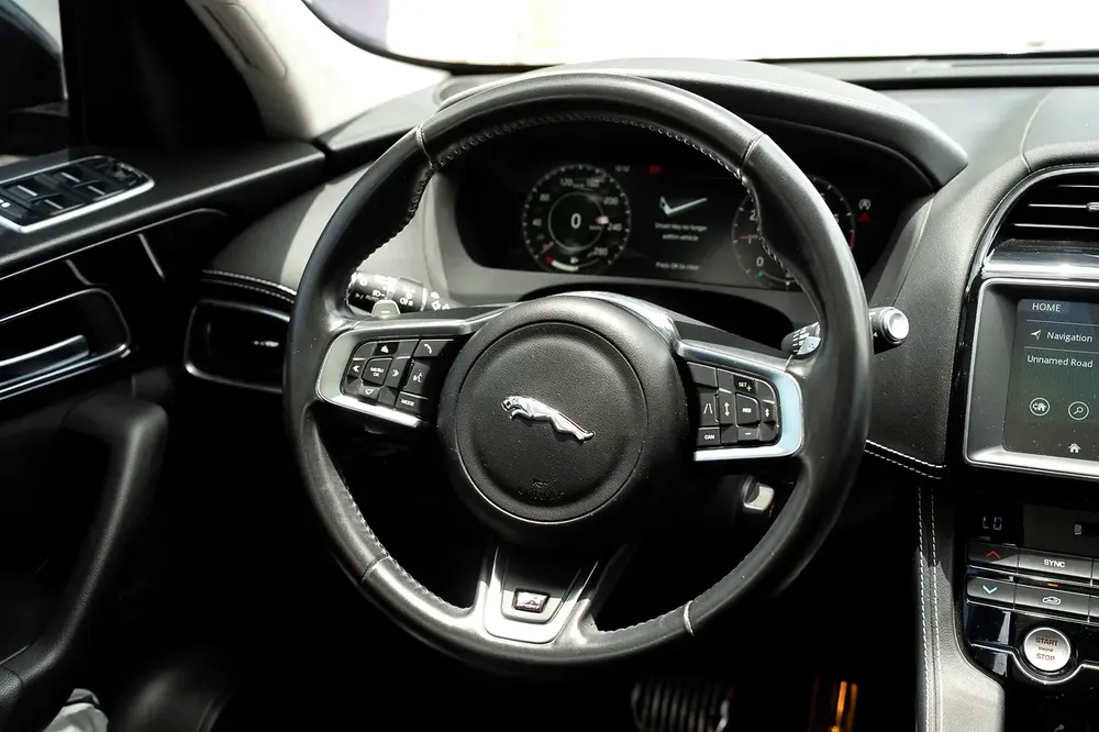 aguar F-Pace R-Sport 2.0T GCC Specs - 2020 - Excellent Condition - Full Service History - Image 10