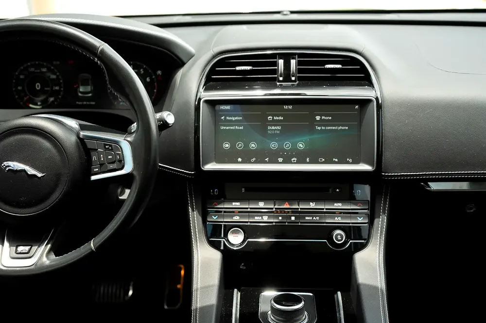 aguar F-Pace R-Sport 2.0T GCC Specs - 2020 - Excellent Condition - Full Service History - Image 11