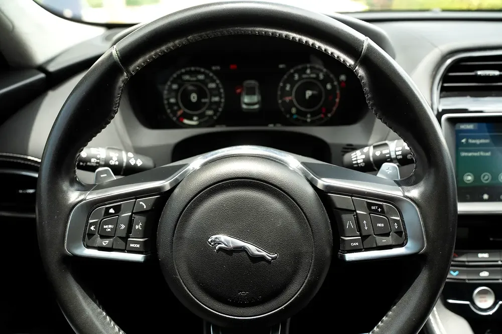 aguar F-Pace R-Sport 2.0T GCC Specs - 2020 - Excellent Condition - Full Service History - Image 12