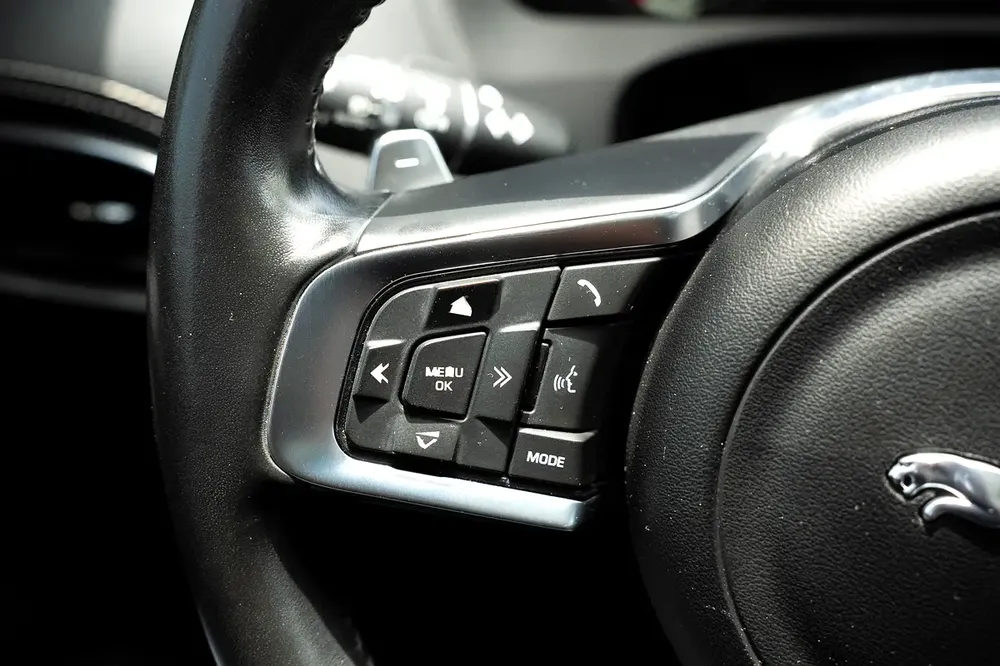 aguar F-Pace R-Sport 2.0T GCC Specs - 2020 - Excellent Condition - Full Service History - Image 13