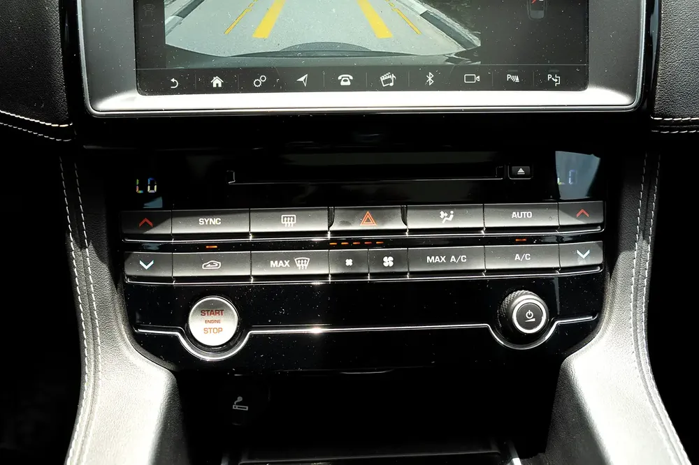 aguar F-Pace R-Sport 2.0T GCC Specs - 2020 - Excellent Condition - Full Service History - Image 18