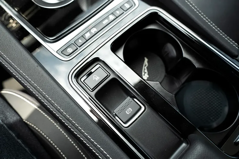 aguar F-Pace R-Sport 2.0T GCC Specs - 2020 - Excellent Condition - Full Service History - Image 19