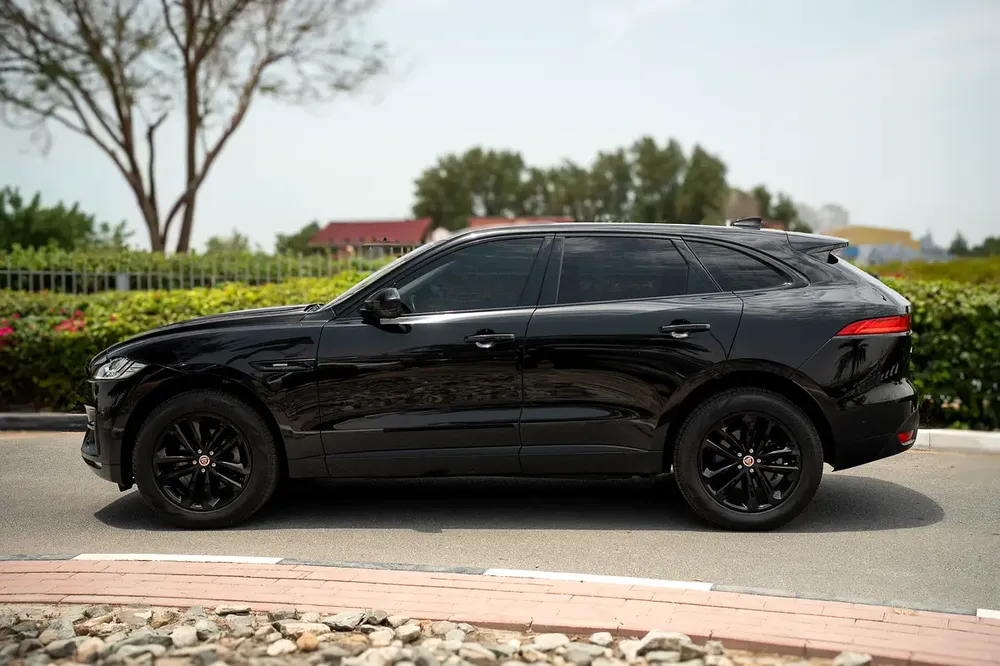 aguar F-Pace R-Sport 2.0T GCC Specs - 2020 - Excellent Condition - Full Service History - Image 4