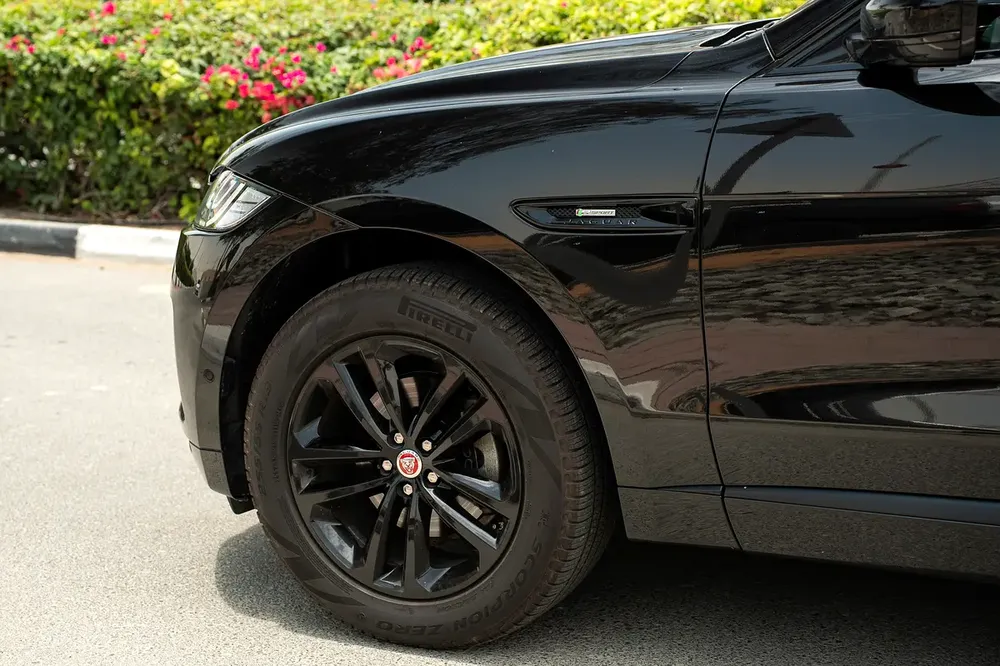 aguar F-Pace R-Sport 2.0T GCC Specs - 2020 - Excellent Condition - Full Service History - Image 5