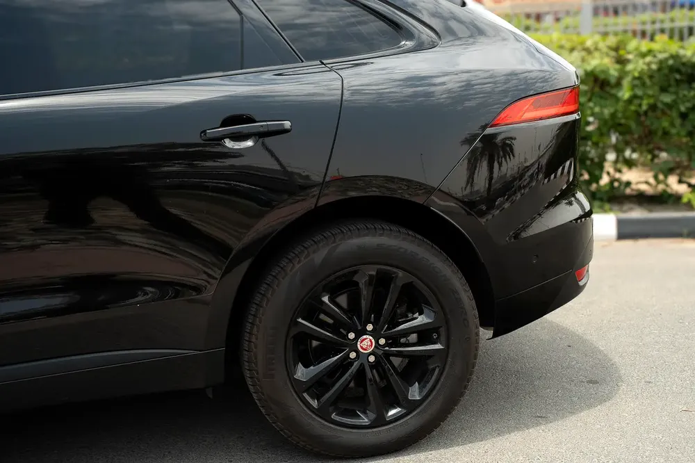 aguar F-Pace R-Sport 2.0T GCC Specs - 2020 - Excellent Condition - Full Service History - Image 6