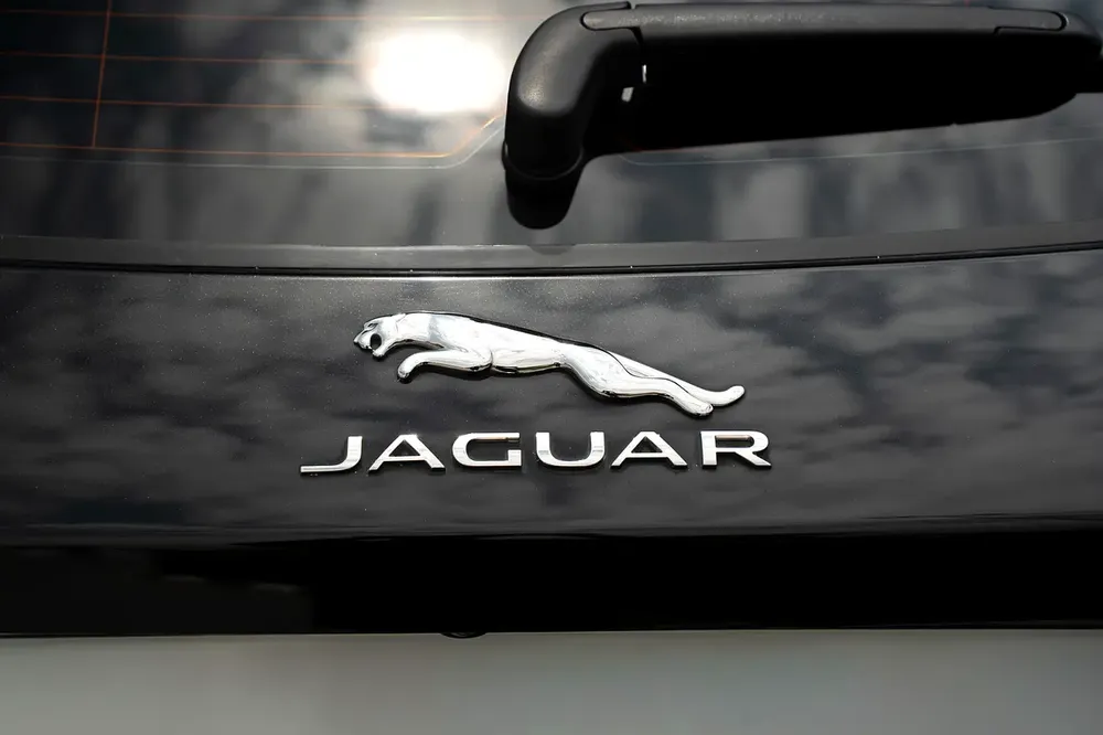 aguar F-Pace R-Sport 2.0T GCC Specs - 2020 - Excellent Condition - Full Service History - Image 8