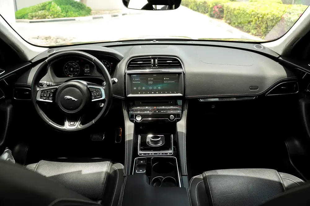 aguar F-Pace R-Sport 2.0T GCC Specs - 2020 - Excellent Condition - Full Service History - Image 9
