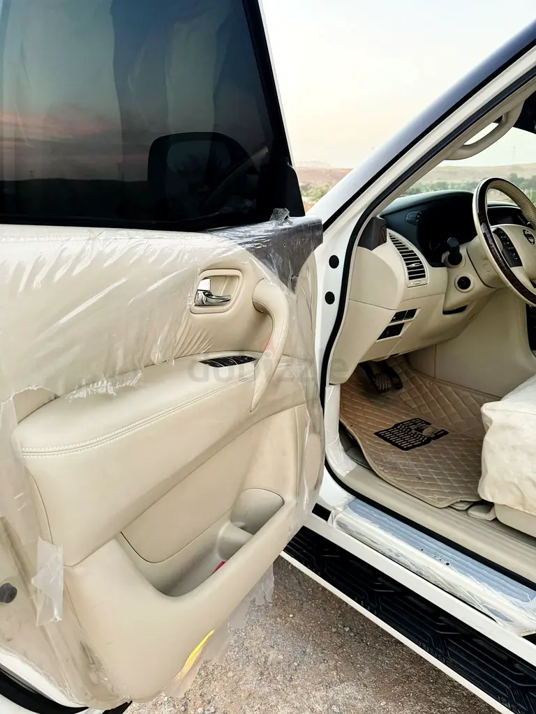 Nissan Patrol Platinum GCC V8 First owner of two keys - Image 5