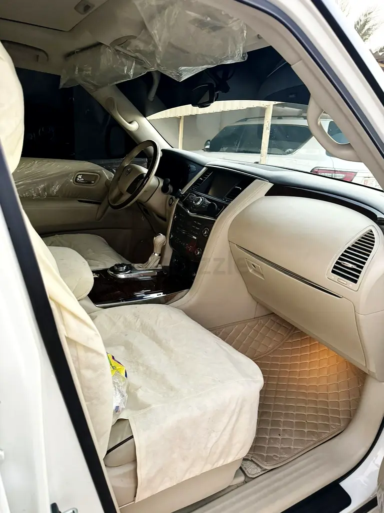 Nissan Patrol Platinum GCC V8 First owner of two keys - Image 7