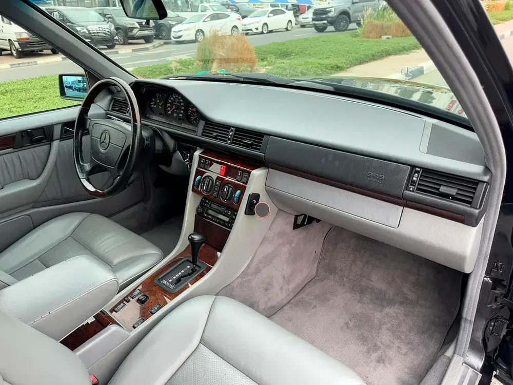 Mercedes Benz E320 1995 79,000km only - Helios Interior - Japan Import - Clean Title - Image 10