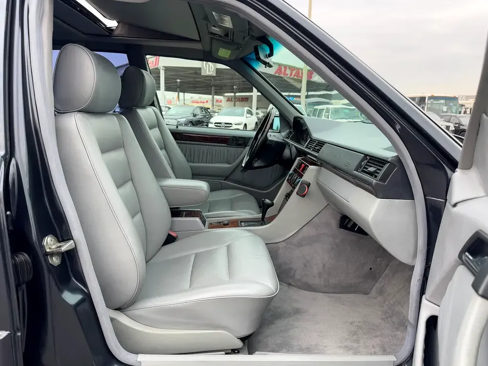 Mercedes Benz E320 1995 79,000km only - Helios Interior - Japan Import - Clean Title - Image 12