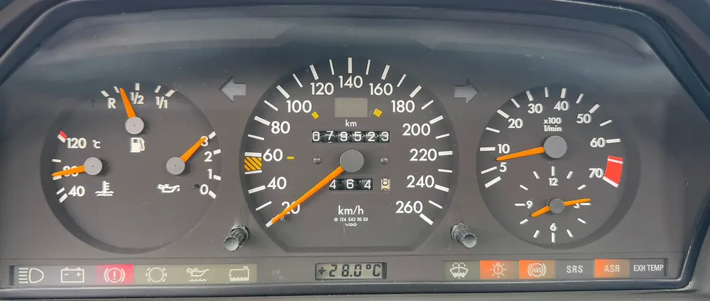 Mercedes Benz E320 1995 79,000km only - Helios Interior - Japan Import - Clean Title - Image 17
