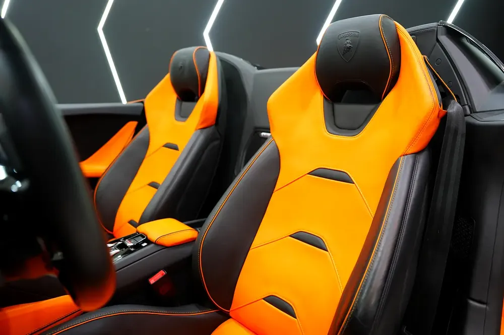 2023 Lamborghini HuraCan EVO Spyder, Lifting System, Apple CarPlay, Carbon Fiber Interior!! - Image 6