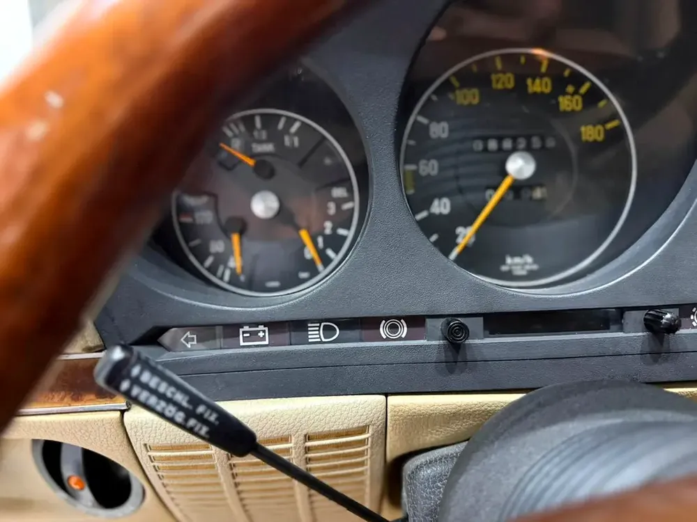 1978 Mercedes-Benz SLC-Class - Iconic Classic - Japanese Specs - Image 13
