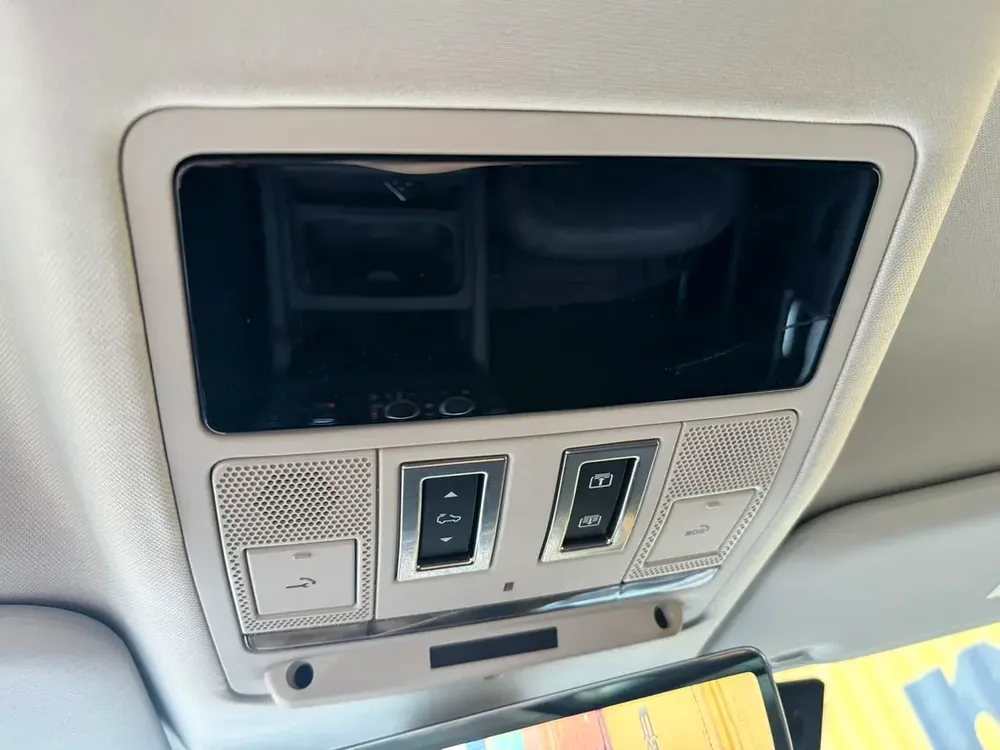 2023 Defender 90 3.0T P400 - Image 17