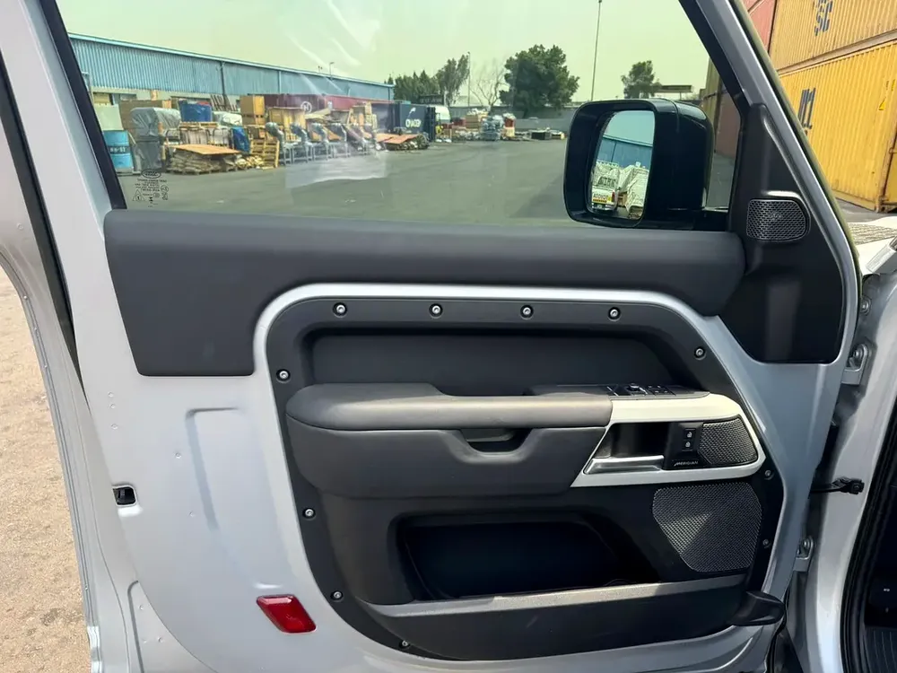 2023 Defender 90 3.0T P400 - Image 19