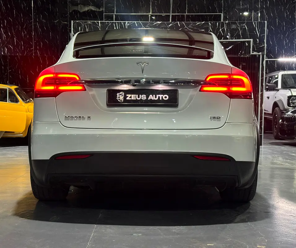 2018 Tesla Model X 75D, Full Service History, Carbon Fiber Package, Falcon Wing, GCC - Image 6
