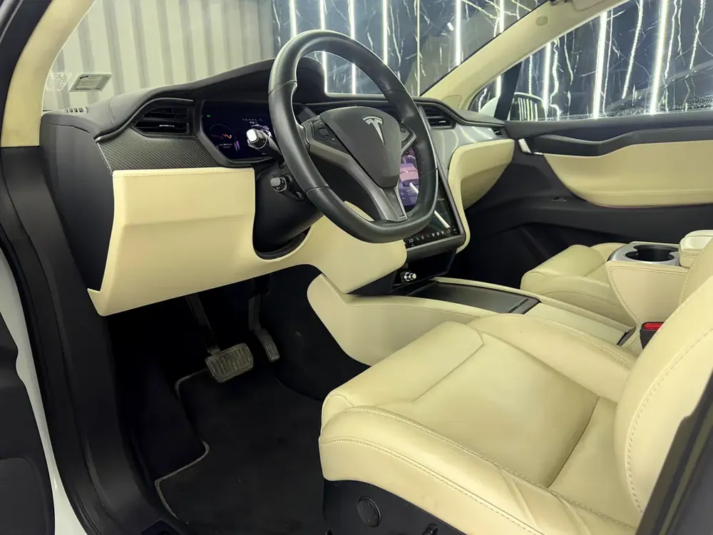 2018 Tesla Model X 75D, Full Service History, Carbon Fiber Package, Falcon Wing, GCC - Image 8