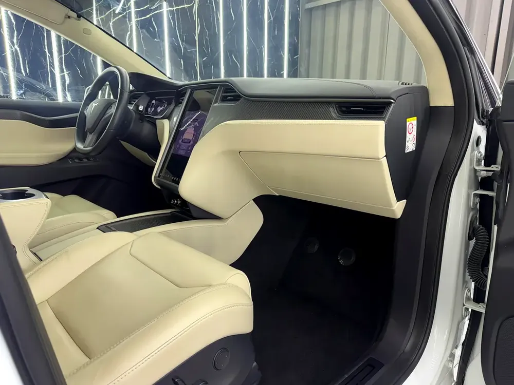 2018 Tesla Model X 75D, Full Service History, Carbon Fiber Package, Falcon Wing, GCC - Image 9