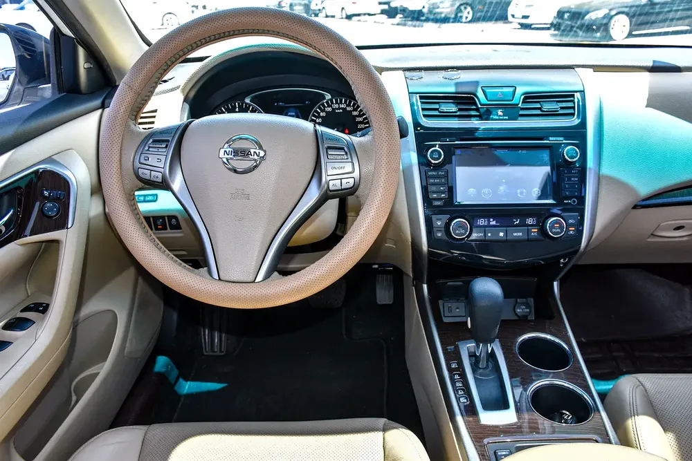 Well Maintained Nissan Altima 2015 SL - Korean Specs - Image 11